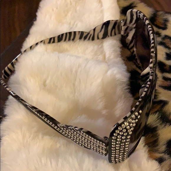 Sun glasses for the woman seen on the wild side. - Picture 3 of 5